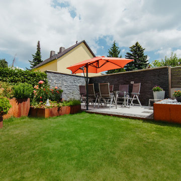Gartenanlage mit Terrasse und Cortenstahl-Elementen