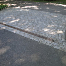 Driveway w pavers and drain