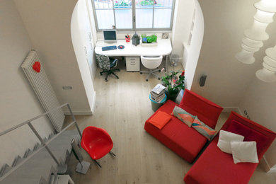 Foto di un soggiorno design con pareti beige e parquet chiaro