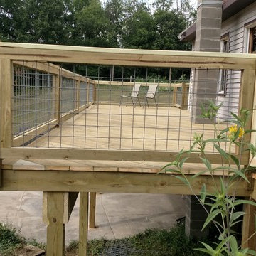 Deck with hog fence railing