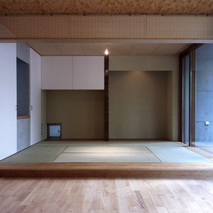 Exempel på ett modernt vardagsrum, med beige väggar och tatamigolv