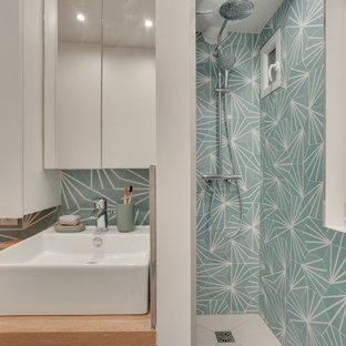 Foto di una piccola stanza da bagno con doccia minimalista con doccia aperta, piastrelle verdi, piastrelle di cemento, pavimento in cementine, lavabo a bacinella, top in laminato, pavimento grigio e doccia aperta