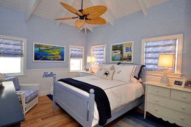 Bedroom - tropical bedroom idea in Miami