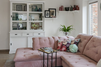Mittelgroßes, Offenes Modernes Wohnzimmer mit beiger Wandfarbe, TV-Wand, braunem Boden und Tapetenwänden in Sonstige