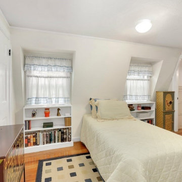 Lovely Older 1930s Colonial w/Good Bones in Marblehead