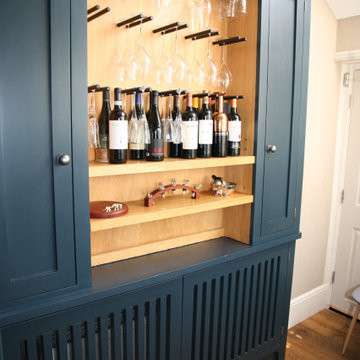 Approved Used Kitchen, Large In Frame Shaker with Bar