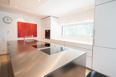 Inspiration for a contemporary kitchen in Munich.