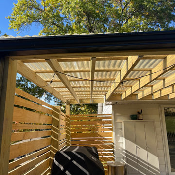 Covered Ground-Level Deck with Clear Roof & Hog Wire Railing in Lake Waukomis