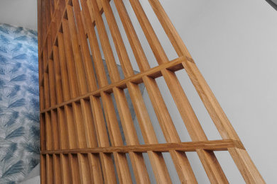 Réalisation d'un très grand escalier minimaliste avec un garde-corps en bois.