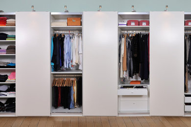 This is an example of a contemporary storage and wardrobe in Paris.