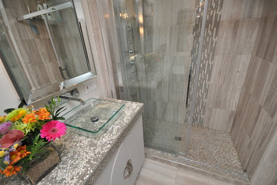 Inspiration for a transitional bathroom remodel in Toronto