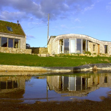 Maison paille au bout du monde