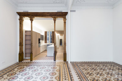 Foto de salón para visitas cerrado tradicional renovado de tamaño medio sin televisor con paredes blancas, suelo de baldosas de cerámica y suelo multicolor