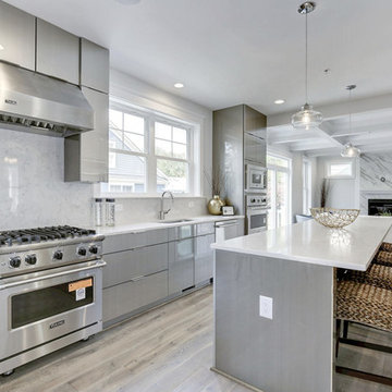 Modern Kitchen with High Gloss Acrilux II Door Style in Linear Silver
