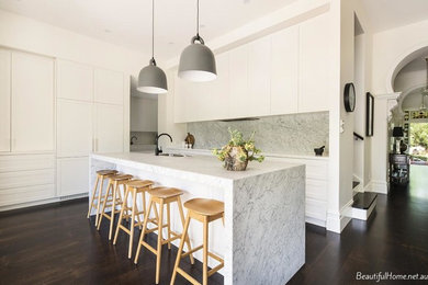 Design ideas for a transitional kitchen in Melbourne.