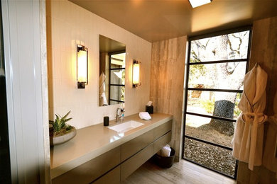 Transitional bathroom photo in San Francisco