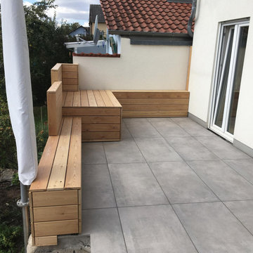 Holztreppe und Bank für die Terrasse