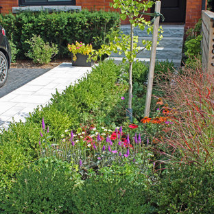 Mittelgroßer Stilmix Vorgarten im Sommer mit Auffahrt, Gehweg, direkter Sonneneinstrahlung und Betonplatten in Toronto