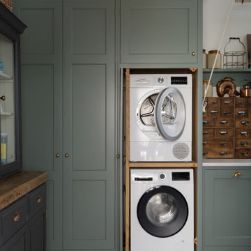 Teddington Painted Shaker Kitchen with Pantry, Bar, Boot & Utility Room