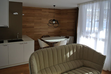 Réalisation d'une salle à manger ouverte sur le salon chalet de taille moyenne avec un mur marron, parquet clair et aucune cheminée.