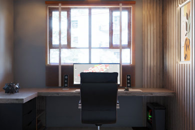 Diseño de despacho rural pequeño con paredes grises, suelo vinílico, escritorio empotrado, suelo beige, machihembrado y madera