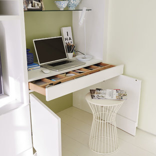 Exempel på ett litet modernt arbetsrum, med gröna väggar, ljust trägolv, vitt golv och ett inbyggt skrivbord