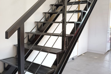 Idées déco pour un escalier sans contremarche droit industriel de taille moyenne avec des marches en métal et un garde-corps en métal.