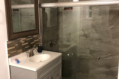 Example of a bathroom design in Miami