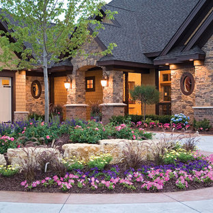 Photo of a traditional front yard driveway in St Louis with with flowerbed.