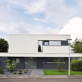 Zweistöckiges, Weißes, Mittelgroßes Modernes Einfamilienhaus mit Putzfassade und Flachdach in Düsseldorf