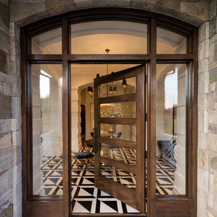 ソルトレイクシティの巨大なおしゃれな玄関ドア (濃色木目調のドア) の写真