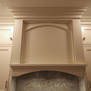 Inspiration för stora klassiska kök, med en undermonterad diskho, luckor med profilerade fronter, vita skåp, bänkskiva i kvarts, grått stänkskydd, stänkskydd i keramik, rostfria vitvaror, mörkt trägolv, en köksö och rött golv