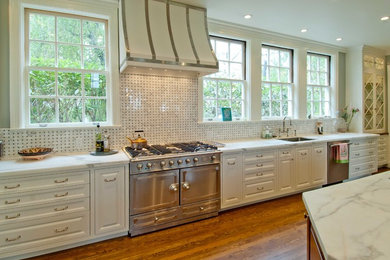 Example of a classic kitchen design in San Francisco