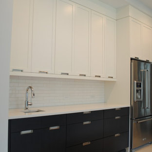 ローリーの中サイズの北欧スタイルのおしゃれなウェットバー (アンダーカウンターシンク、フラットパネル扉のキャビネット、白いキャビネット、クオーツストーンカウンター、白いキッチンパネル、サブウェイタイルのキッチンパネル、淡色無垢フローリング) の写真