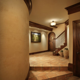 Idéer för att renovera en vintage hall, med beige väggar och rött golv