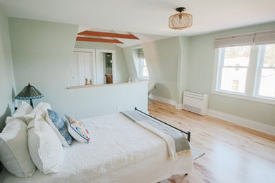 Ejemplo de dormitorio escandinavo grande con paredes verdes, suelo de madera en tonos medios, suelo marrón y vigas vistas