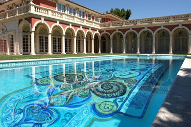 Esempio di un giardino formale mediterraneo esposto in pieno sole di medie dimensioni e dietro casa in estate con fontane e pavimentazioni in pietra naturale