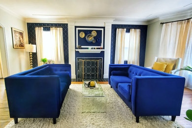 デトロイトにあるトランジショナルスタイルのおしゃれな応接間 (青い壁、淡色無垢フローリング、標準型暖炉、石材の暖炉まわり、白い床、壁紙) の写真