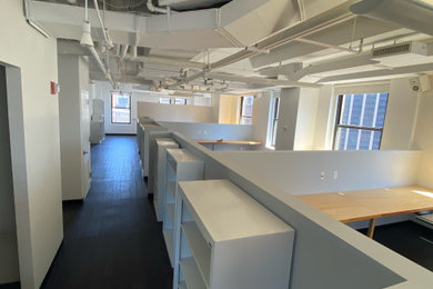 Ejemplo de despacho abovedado tradicional grande sin chimenea con paredes blancas, suelo laminado y escritorio empotrado