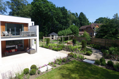 Photo of a contemporary garden in Sussex.