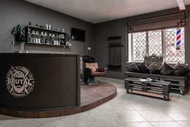 Свежая идея для дизайна: кабинет в стиле лофт с коричневыми стенами - отличное фото интерьера