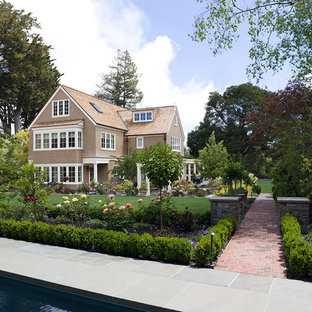Cette photo montre un jardin victorien avec des pavés en brique.