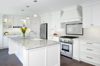 Example of a mid-sized transitional l-shaped medium tone wood floor and brown floor eat-in kitchen design in Toronto with an undermount sink, shaker cabinets, white cabinets, quartz countertops, white backsplash, subway tile backsplash, stainless steel appliances and an island