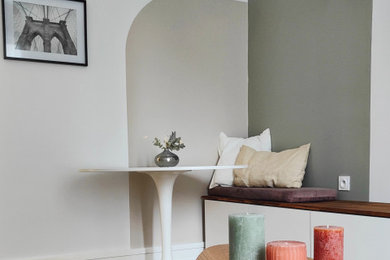 Ejemplo de comedor nórdico pequeño sin chimenea con con oficina, paredes beige, suelo de madera clara y suelo marrón