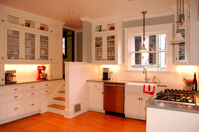 Kitchen - traditional kitchen idea in Portland