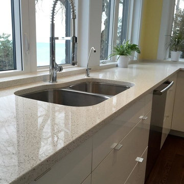 Modern High Gloss Lakehouse Kitchen