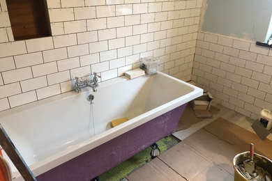 ロンドンにあるカントリー風のおしゃれな浴室の写真