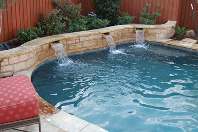 Elegant pool photo in Dallas