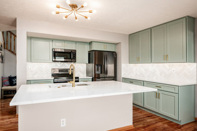 Eat-in kitchen - mid-sized transitional l-shaped eat-in kitchen idea in Columbus with shaker cabinets, quartz countertops and an island