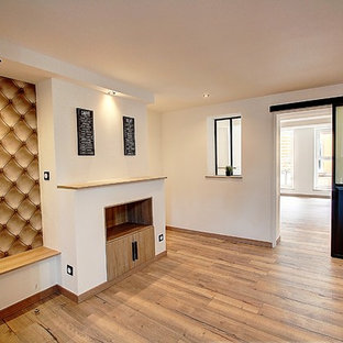 ランスの中サイズのインダストリアルスタイルのLDKの画像 (白い壁、ラミネートの床、ベージュの床)